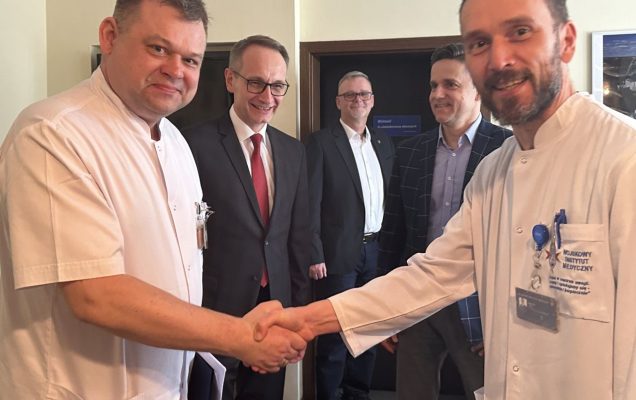Ppłk. dr n. med. Arkadiusz Zegadło nowy kierownik Zakładu Diagnostyki Laboratoryjnej odbiera gratulacje od Komendanta WIM
