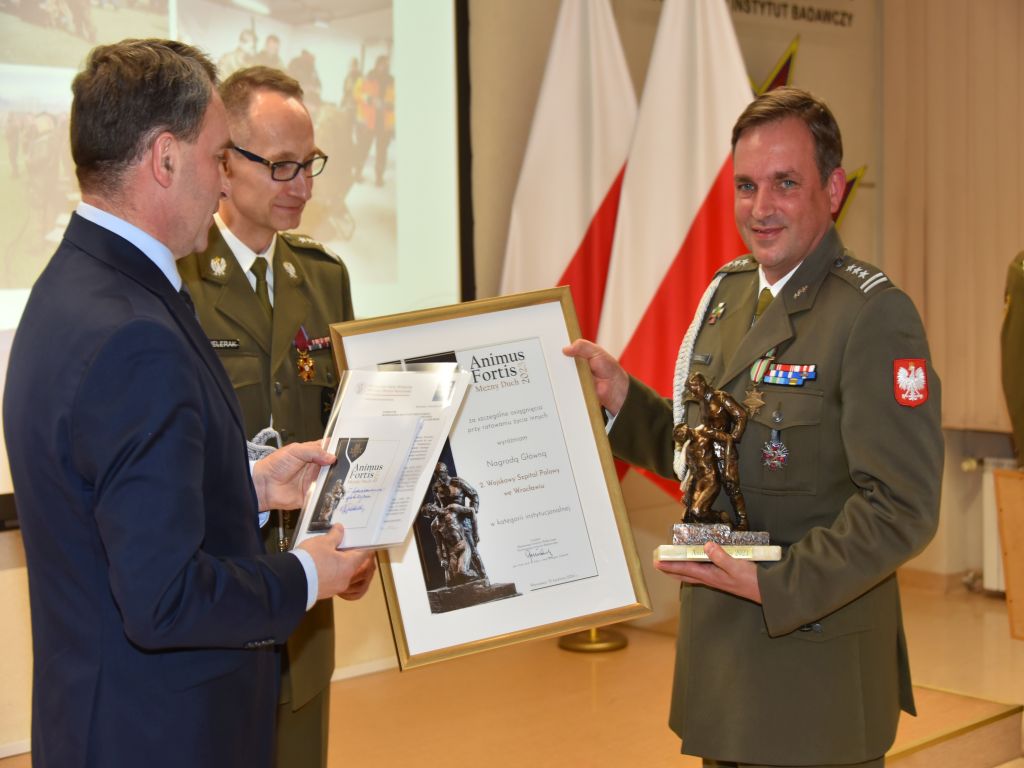 płk lek. Jarosław Bukwald odbiera nagrodę Animus Fortis