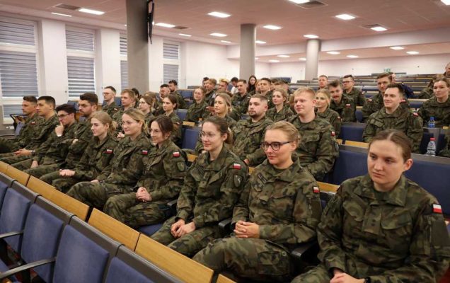 VIII Ogólnopolska Konferencja Młodych Lekarzy Sił Zbrojnych, młodzi lekarze w mundurach słuchają wykładu na sali wykładowej.