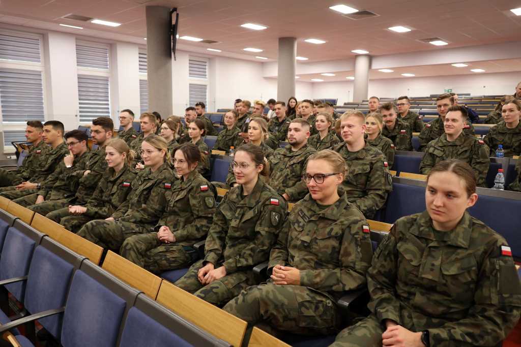 VIII Ogólnopolska Konferencja Młodych Lekarzy Sił Zbrojnych, młodzi lekarze w mundurach słuchają wykładu na sali wykładowej.