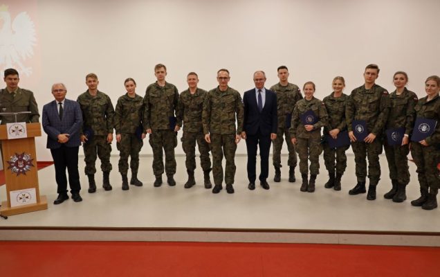 VIII KONFERENCJA Młodych Lekarzy wręczenie dyplomu, laureaci listów gratulacyjnych, zdjęcie zbiorowe.