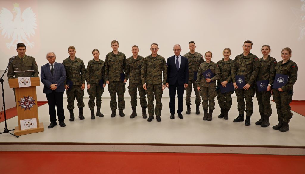 VIII KONFERENCJA Młodych Lekarzy wręczenie dyplomu, laureaci listów gratulacyjnych, zdjęcie zbiorowe.