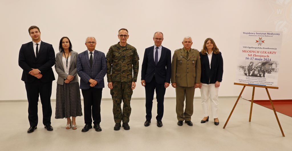 VIII KONFERENCJA Młodych Lekarzy, wykładowcy, zdjęcie grupowe.