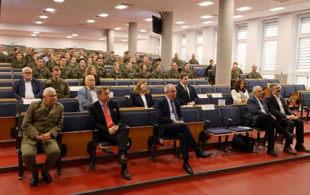 VIII Ogólnopolska Konferencja Młodych Lekarzy Sił Zbrojnych, na sali wykładowej uczestnicy konferencji słuchają wykładu