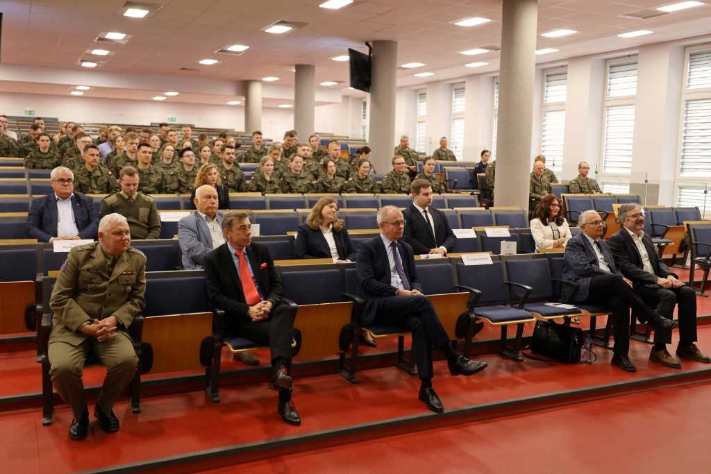 VIII Ogólnopolska Konferencja Młodych Lekarzy Sił Zbrojnych, na sali wykładowej uczestnicy konferencji słuchają wykładu