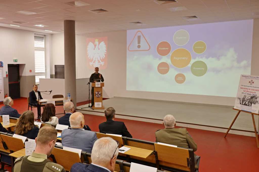 VIII Ogólnopolska Konferencja Młodych Lekarzy Sił Zbrojnych, Grzegorz Gielerak podczas wykładu.