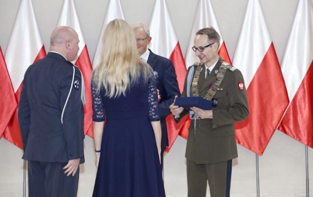 Uroczystość wręczenia Nagrody Dyrektora WIM 2019. Dyrektor Wojskowego Instytutu Medycznego Grzegorz Gielerak w Warszawie podczas wręczania nagród laureatom.