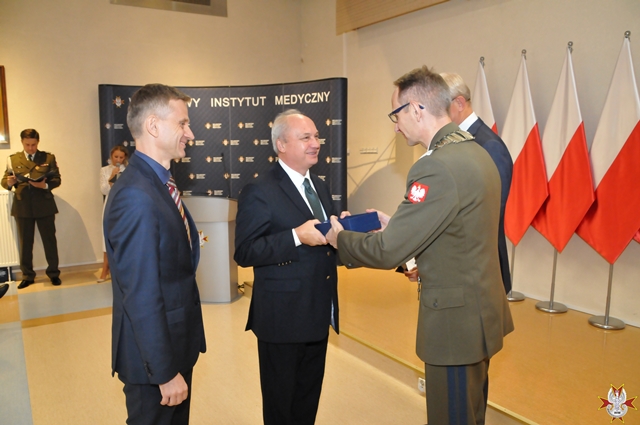 Uroczystość wręczenia Nagrody Dyrektora WIM 2019. Dyrektor Wojskowego Instytutu Medycznego Grzegorz Gielerak w Warszawie podczas wręczania nagród laureatom.