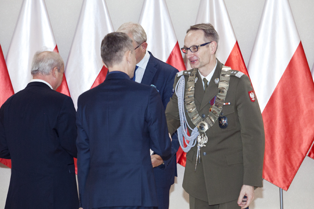 Uroczystość wręczenia Nagrody Dyrektora WIM 2019. Dyrektor Wojskowego Instytutu Medycznego Grzegorz Gielerak w Warszawie podczas wręczania nagród laureatom.