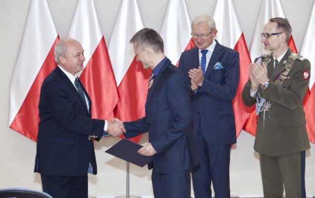 Uroczystość wręczenia Nagrody Dyrektora WIM 2019. Dyrektor Wojskowego Instytutu Medycznego Grzegorz Gielerak w Warszawie podczas wręczania nagród laureatom.
