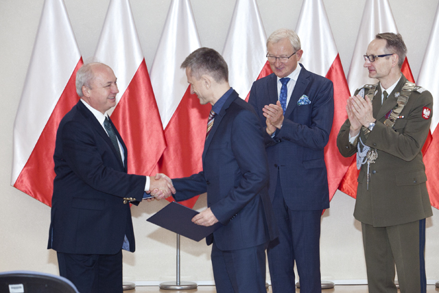 Uroczystość wręczenia Nagrody Dyrektora WIM 2019. Dyrektor Wojskowego Instytutu Medycznego Grzegorz Gielerak w Warszawie podczas wręczania nagród laureatom.