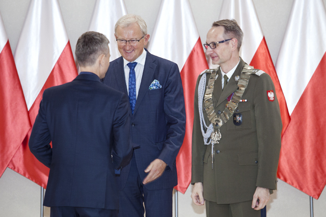 Uroczystość wręczenia Nagrody Dyrektora WIM 2019. Dyrektor Wojskowego Instytutu Medycznego Grzegorz Gielerak w Warszawie podczas wręczania nagród laureatom.