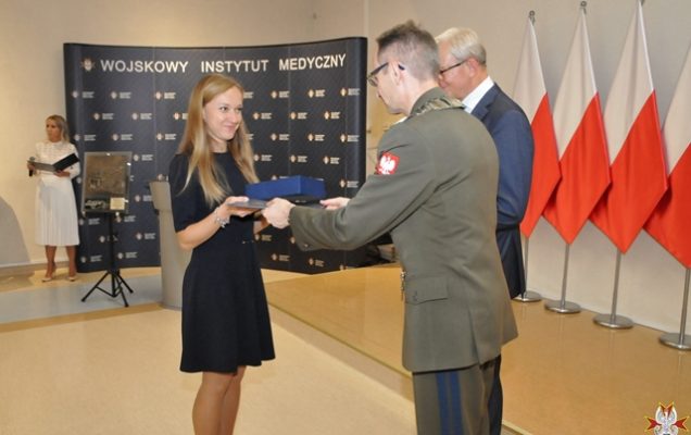 Uroczystość wręczenia Nagrody Dyrektora WIM 2019. Dyrektor Wojskowego Instytutu Medycznego Grzegorz Gielerak w Warszawie podczas wręczania nagród laureatom.