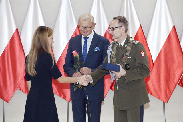 Uroczystość wręczenia Nagrody Dyrektora WIM 2019. Dyrektor Wojskowego Instytutu Medycznego Grzegorz Gielerak w Warszawie podczas wręczania nagród laureatom.