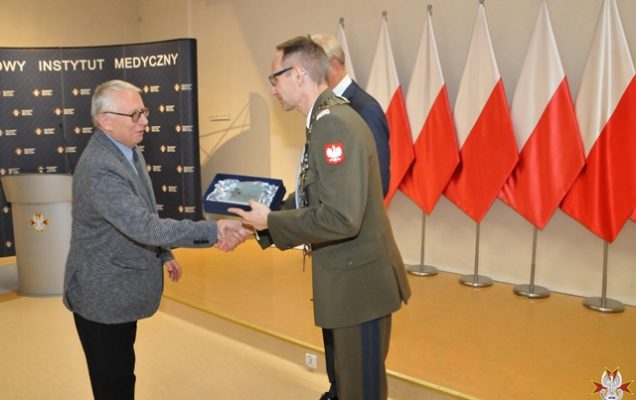 Uroczystość wręczenia Nagrody Dyrektora WIM 2019. Dyrektor Wojskowego Instytutu Medycznego Grzegorz Gielerak w Warszawie podczas wręczania nagród laureatom.