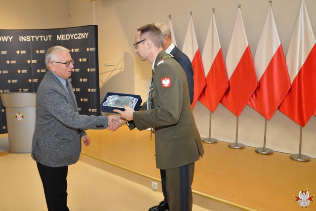 Uroczystość wręczenia Nagrody Dyrektora WIM 2019. Dyrektor Wojskowego Instytutu Medycznego Grzegorz Gielerak w Warszawie podczas wręczania nagród laureatom.