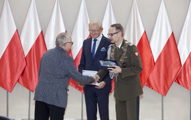 Uroczystość wręczenia Nagrody Dyrektora WIM 2019. Dyrektor Wojskowego Instytutu Medycznego Grzegorz Gielerak w Warszawie podczas wręczania nagród laureatom.