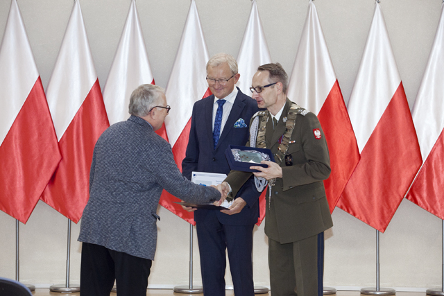 Uroczystość wręczenia Nagrody Dyrektora WIM 2019. Dyrektor Wojskowego Instytutu Medycznego Grzegorz Gielerak w Warszawie podczas wręczania nagród laureatom.
