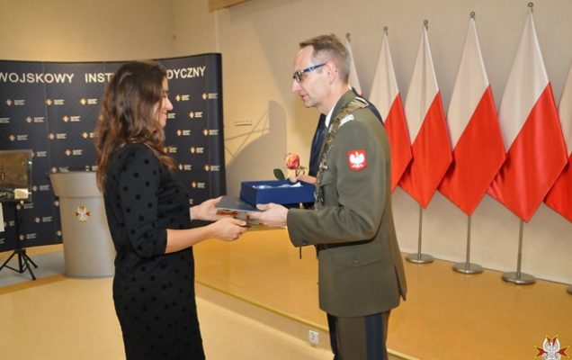Uroczystość wręczenia Nagrody Dyrektora WIM 2019. Dyrektor Wojskowego Instytutu Medycznego Grzegorz Gielerak w Warszawie podczas wręczania nagród laureatom.