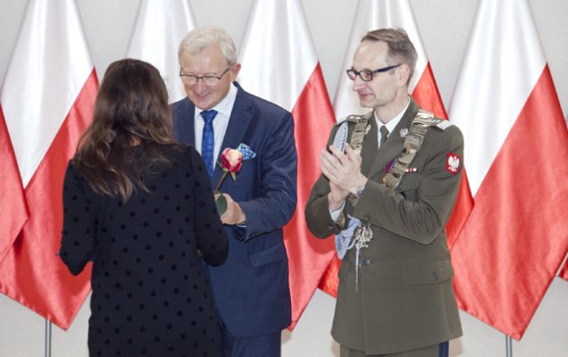 Uroczystość wręczenia Nagrody Dyrektora WIM 2019. Dyrektor Wojskowego Instytutu Medycznego Grzegorz Gielerak w Warszawie podczas wręczania nagród laureatom.