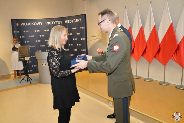 Uroczystość wręczenia Nagrody Dyrektora WIM 2019. Dyrektor Wojskowego Instytutu Medycznego Grzegorz Gielerak w Warszawie podczas wręczania nagród laureatom.