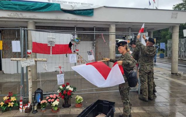 Żołnierze zbierają wyrazy wsparcia po śmierci rannego żołnierza przed wim-pib