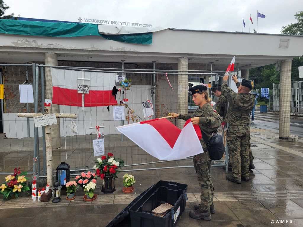 Żołnierze zbierają wyrazy wsparcia po śmierci rannego żołnierza przed wim-pib