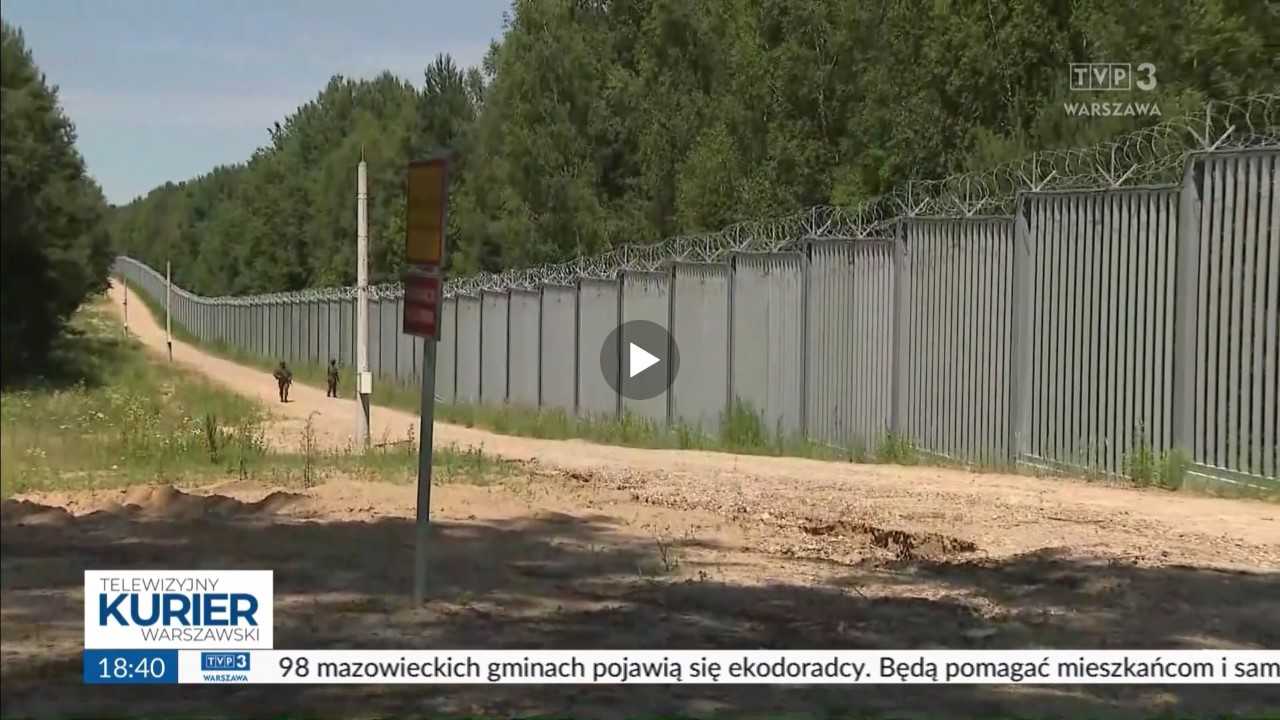 zrzut ekranu telewizyjny kurier warszawski. Patrol żołnierzy na granicy polsko białoruskiej.