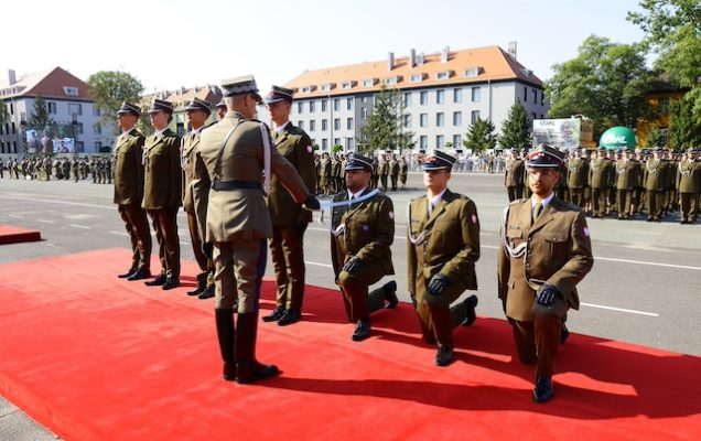 promocji oficerskiej dokonuje gen. broni Grzegorz Gielerak, dyrektor Wojskowego Instytutu Medycznego