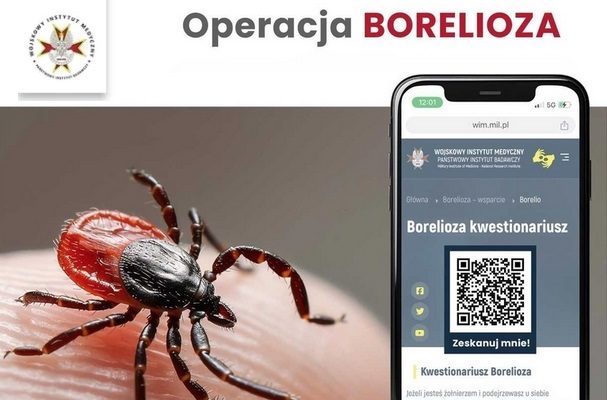 Napis operacja borelioza, kleszcz na opuszku palaca obok telefon z wyświetlonym kodem qr