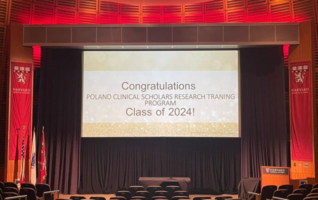 Pusta sala przed uroczystością zakończenia szkolenia CSRT. Na środku sali napis Congratulations! Poland Clinical Scholars Research Trainning Program. Class of 2024