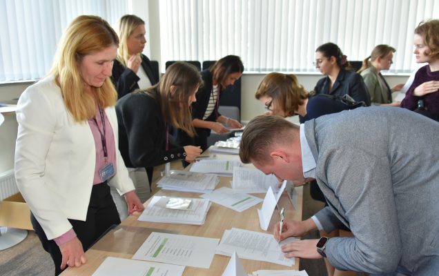 Uczestnicy studiów podyplomowych wypełniają dokumenty.