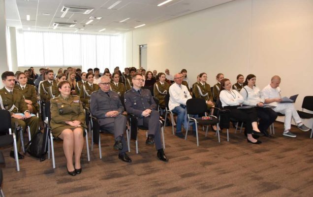 W imieniu Zastępcy Dyrektora WIM-PIB ds. Naukowych – płk prof. dr hab. n. med. Marka Rękasa powitała koleżanki i kolegów stażystów dr hab. n. med. Jolanta Korsak, prof. nadzw., gratulując im uzyskania możliwości realizacji tego etapu kształcenia w naszym Instytucie. Uroczystą inaugurację stażu podyplomowego uświetnili swoją obecnością Zastępcy Komendanta płk dr n. med. Jacek Doniec i płk lek. Jarosław Rytwiński. Zaproszenie goście podczas uroczystości na na auli Wojskowego Instytutu Medycznego.