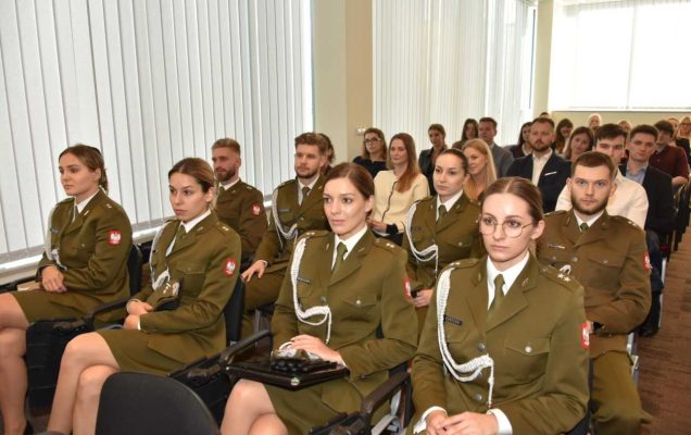 Studenci w strojach wojskowych na sali podczas inauguracji roku akademickiego w Wojskowym Instytucie Medycznym.