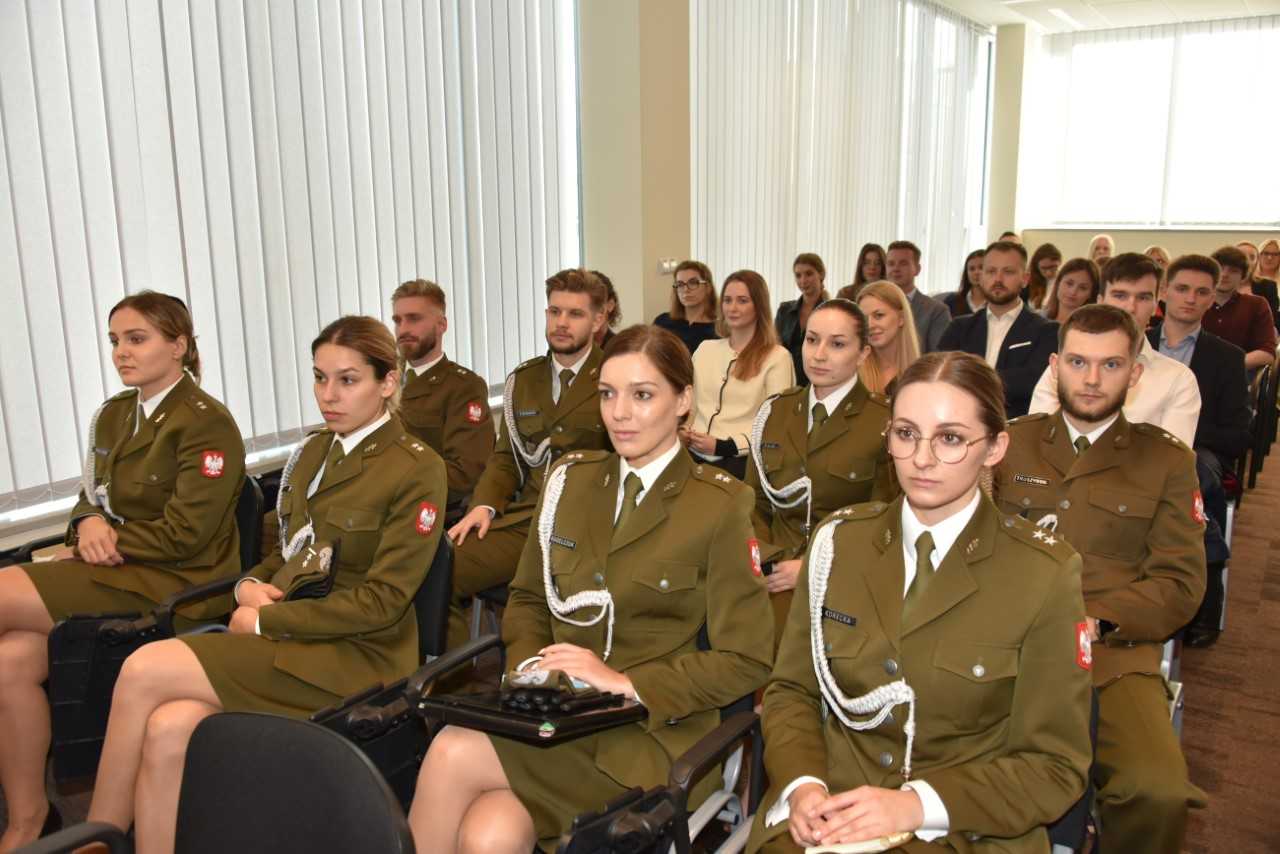 Studenci w strojach wojskowych na sali podczas inauguracji roku akademickiego w Wojskowym Instytucie Medycznym.