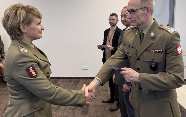 Inauguracja studiów podyplomowych w WIM-PIB. Dyrektor Grzegorz Gielerak wręcza dyplom studencki.