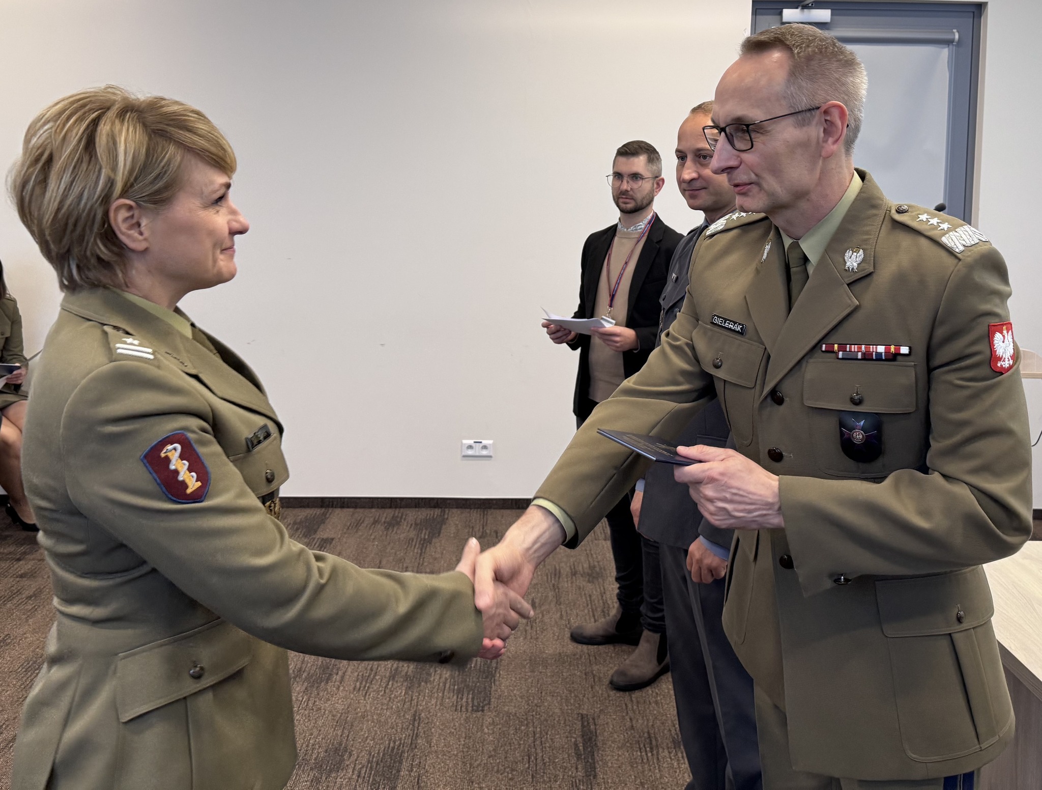 Inauguracja studiów podyplomowych w WIM-PIB. Dyrektor Grzegorz Gielerak wręcza dyplom studencki.