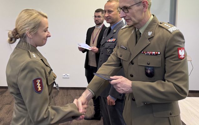 Inauguracja studiów podyplomowych w WIM-PIB. Dyrektor Grzegorz Gielerak wręcza dyplom studencki.