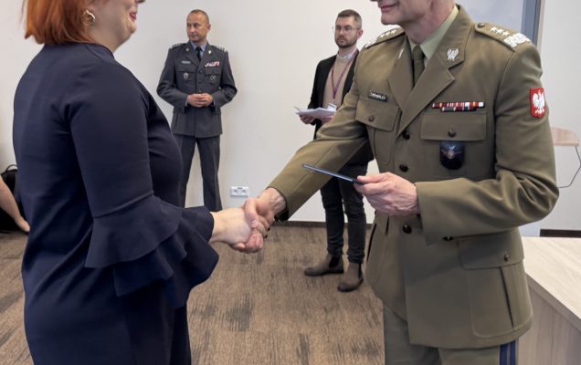 Inauguracja studiów podyplomowych w WIM-PIB. Dyrektor Grzegorz Gielerak wręcza dyplom studencki.