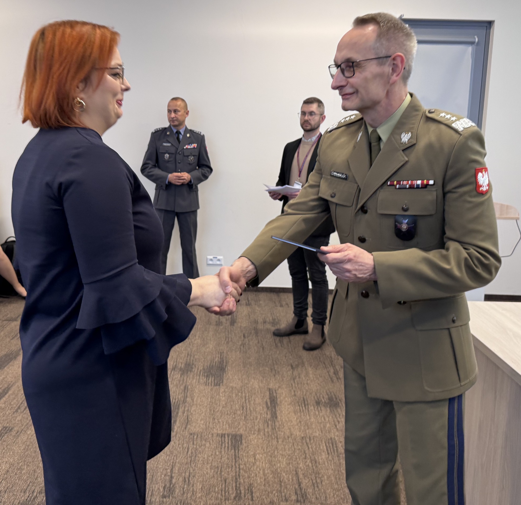 Inauguracja studiów podyplomowych w WIM-PIB. Dyrektor Grzegorz Gielerak wręcza dyplom studencki.