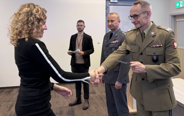 Inauguracja studiów podyplomowych w WIM-PIB. Dyrektor Grzegorz Gielerak wręcza dyplom studencki.