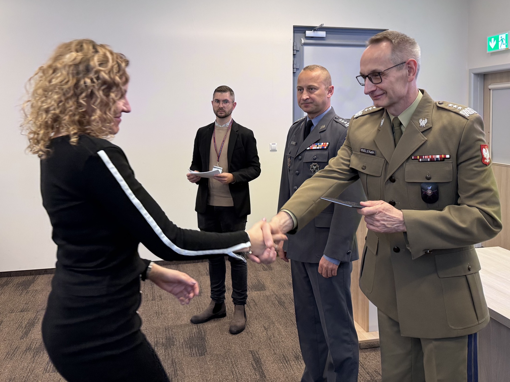 Inauguracja studiów podyplomowych w WIM-PIB. Dyrektor Grzegorz Gielerak wręcza dyplom studencki.