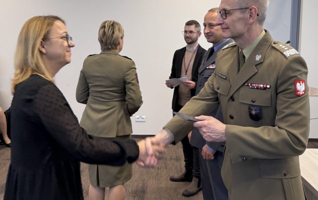 Inauguracja studiów podyplomowych w WIM-PIB. Dyrektor Grzegorz Gielerak wręcza dyplom studencki.