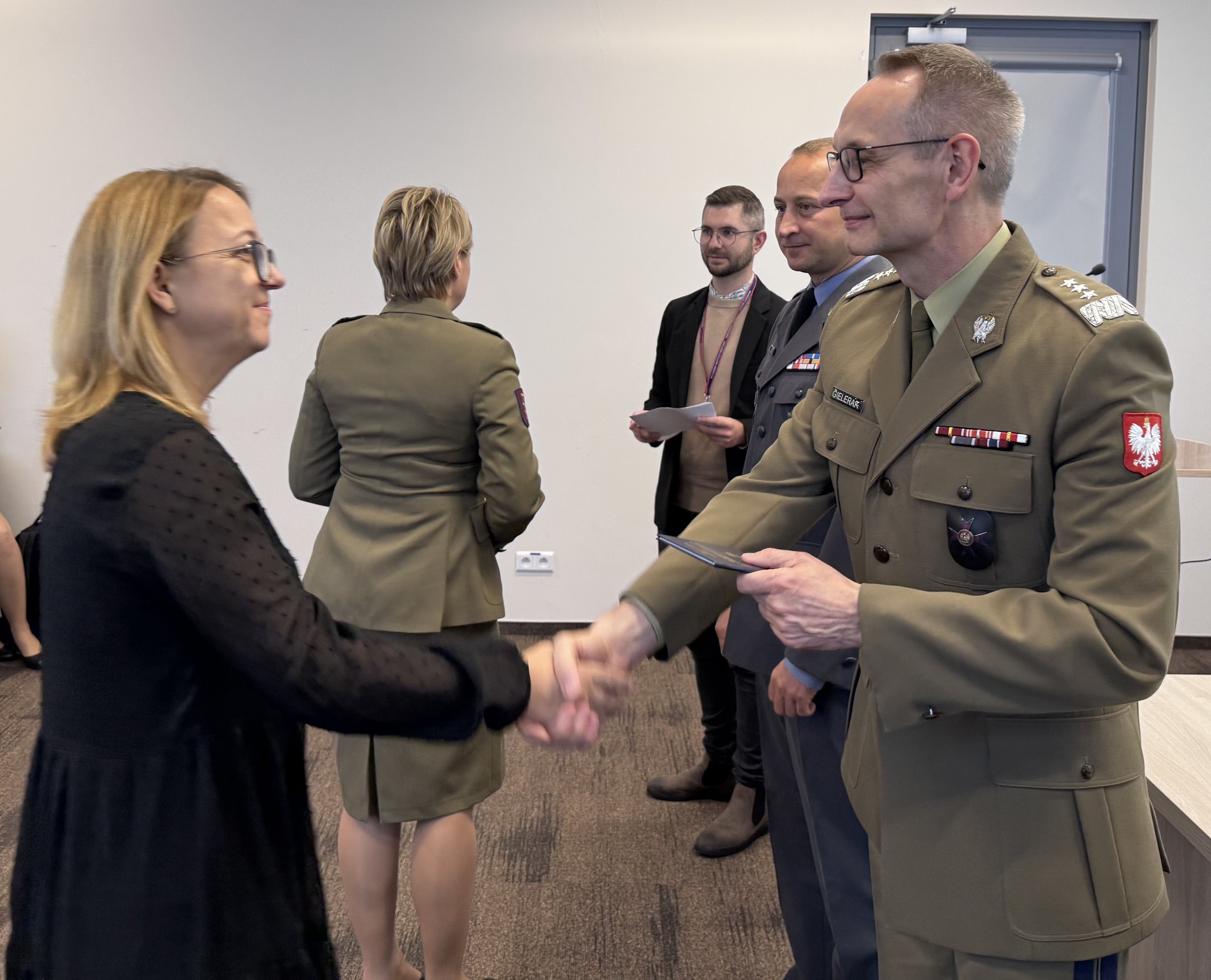 Inauguracja studiów podyplomowych w WIM-PIB. Dyrektor Grzegorz Gielerak wręcza dyplom studencki.