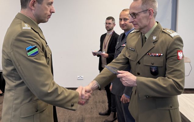 Inauguracja studiów podyplomowych w WIM-PIB. Dyrektor Grzegorz Gielerak wręcza dyplom studencki.