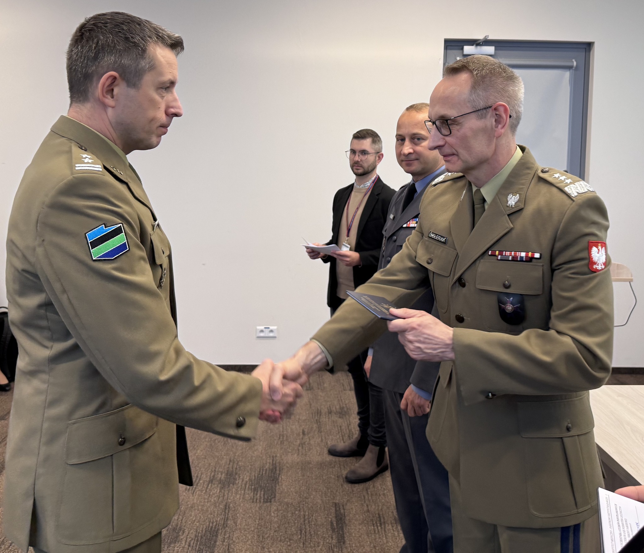 Inauguracja studiów podyplomowych w WIM-PIB. Dyrektor Grzegorz Gielerak wręcza dyplom studencki.