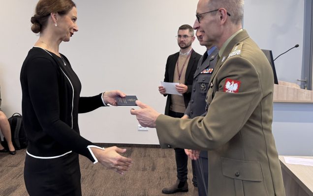 Inauguracja studiów podyplomowych w WIM-PIB. Dyrektor Grzegorz Gielerak wręcza dyplom studencki.