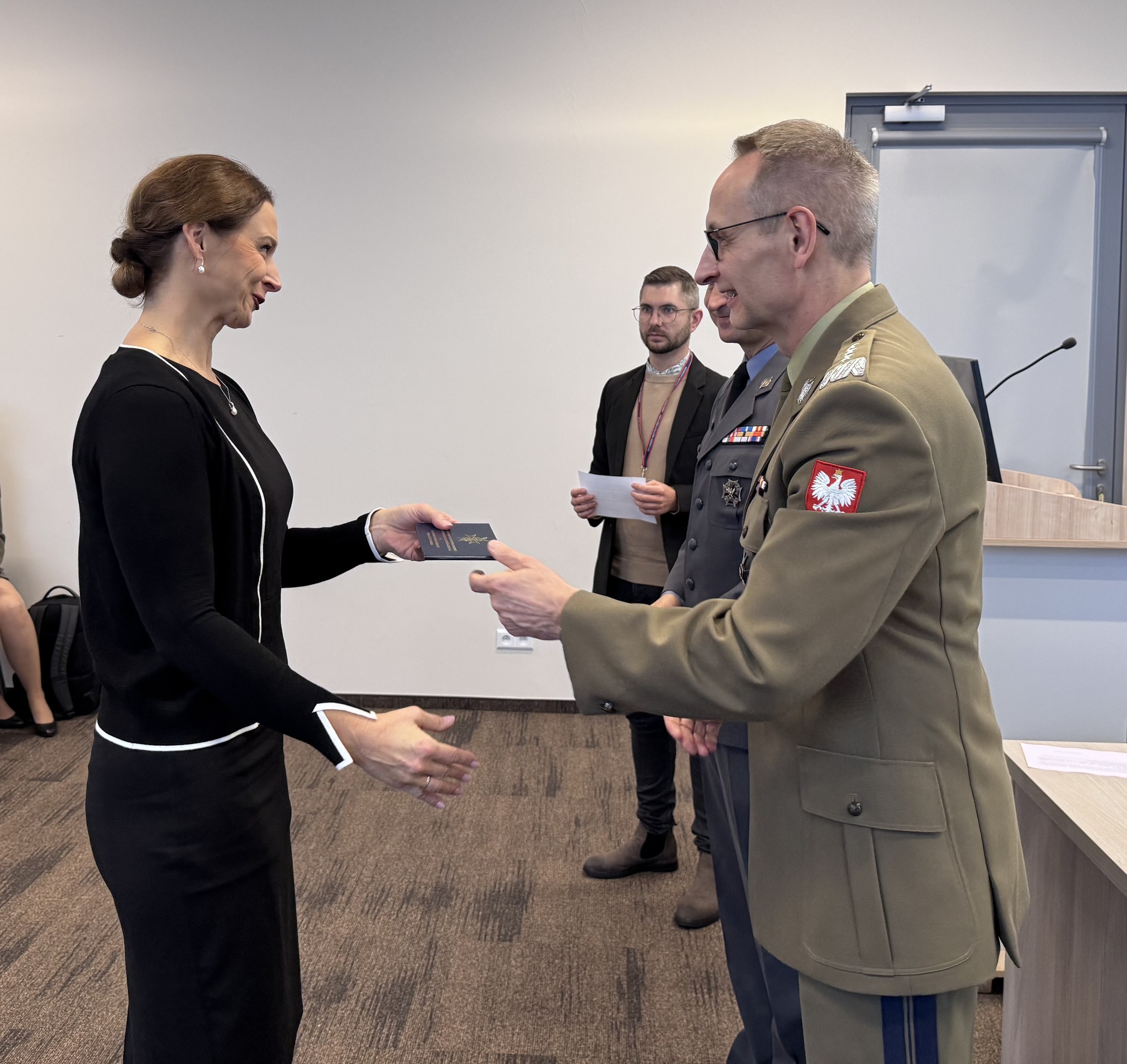 Inauguracja studiów podyplomowych w WIM-PIB. Dyrektor Grzegorz Gielerak wręcza dyplom studencki.