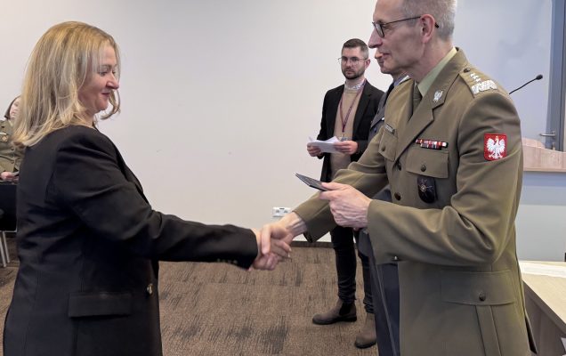 Inauguracja studiów podyplomowych w WIM-PIB. Dyrektor Grzegorz Gielerak wręcza dyplom studencki.