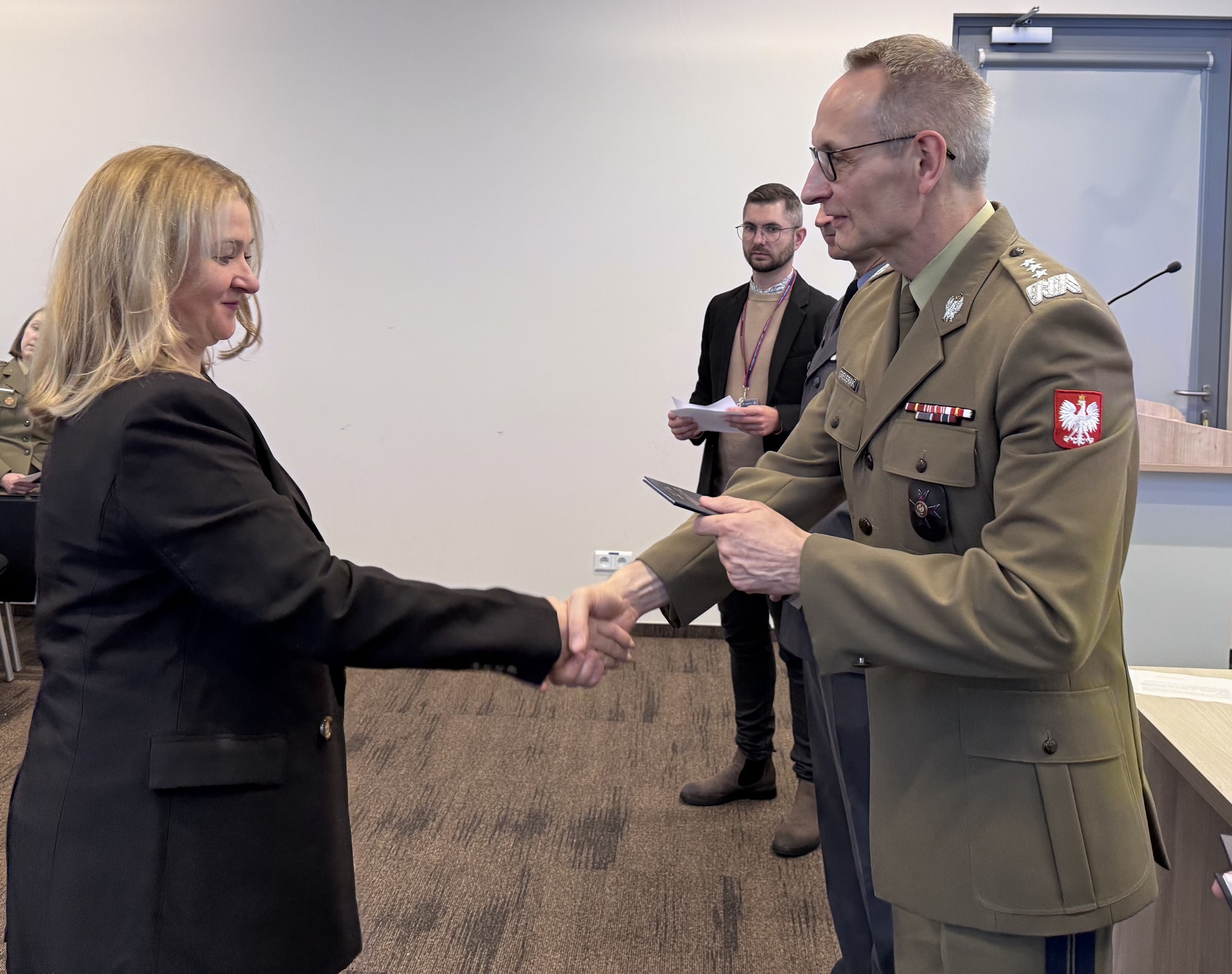 Inauguracja studiów podyplomowych w WIM-PIB. Dyrektor Grzegorz Gielerak wręcza dyplom studencki.